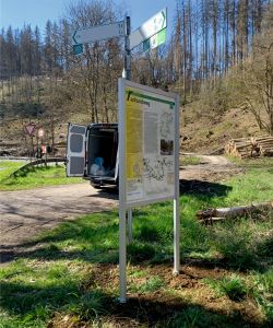 Infotafel mit Bodenh�lsen und Pfeilwegweiser mit Routenplaketten